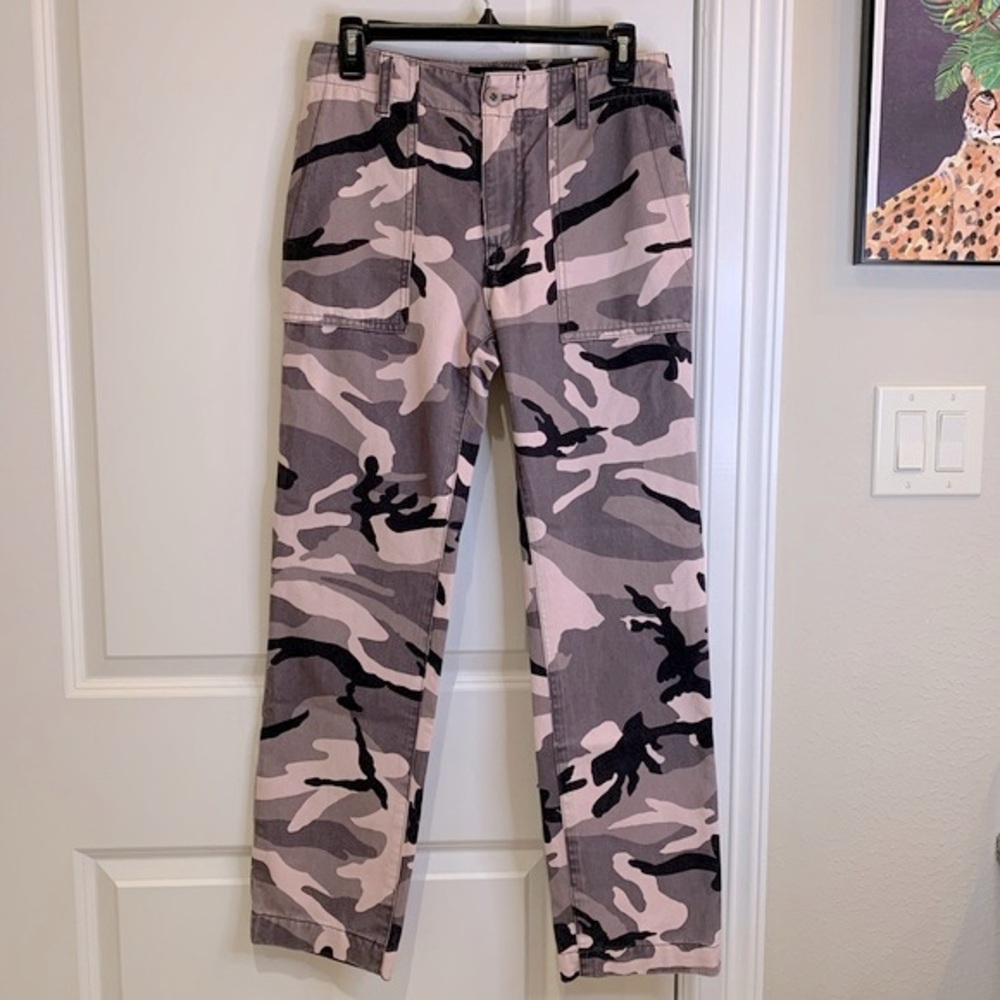 Le Superbe Casbah Blushing Camo Pink Gray Black Cargo Pants Size 4 NWT
